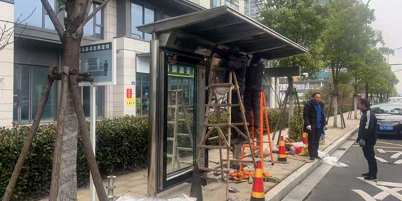 兴恒不锈钢候车亭安装圆满完成